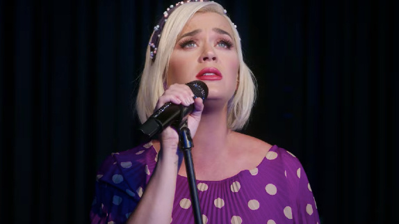 Katy Perry lance "What Makes a Woman"