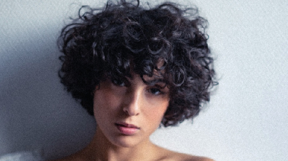 Eurovision France : Barbara Pravi en interview