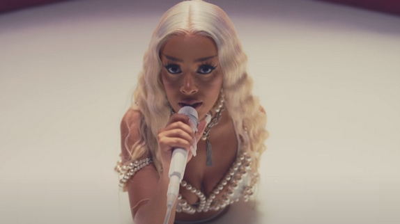 Doja Cat cartonne avec "Streets"