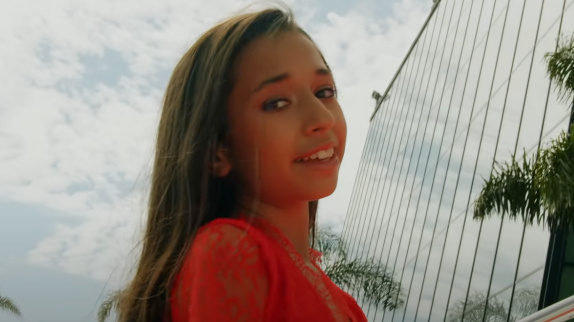 Rébécca (The Voice Kids) : son 1er clip "Gravite"