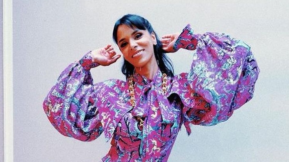 Shy'm remonte le temps sur "Elle danse encore"