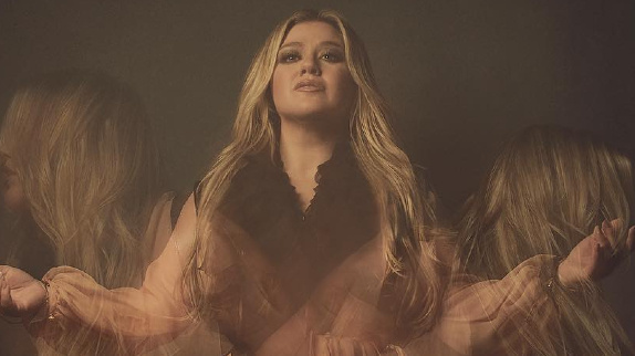 Kelly Clarkson de retour avec deux singles
