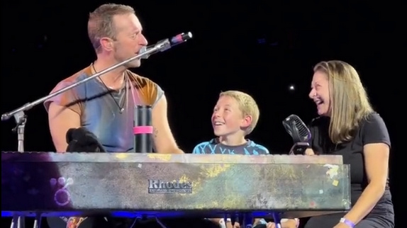 Coldplay surprend un fan en plein concert