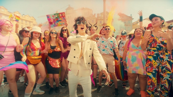 LP : le clip de "Dayglow"