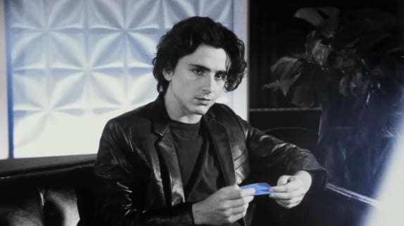 Qui chante dans la pub Chanel avec T. Chalamet ?