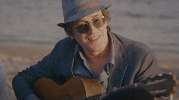 Thomas Dutronc retrouve le sourire dans son clip