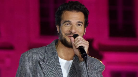 Amir : grosse chute sur scène !