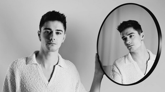 Axel (Star Ac) dévoile deux nouveaux singles