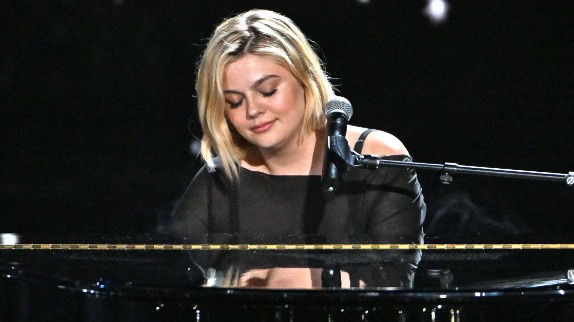 Louane dévoile une version acoustique de "maman"