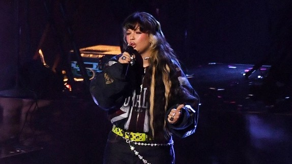 Lola Young fait un malaise en plein concert