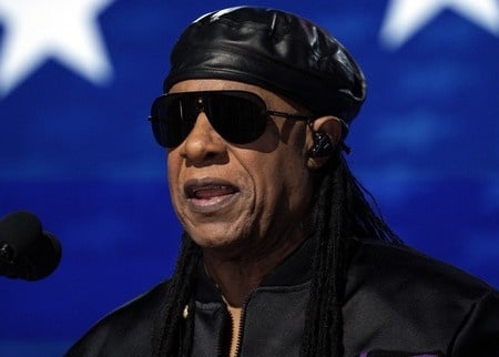Stevie Wonder est-il vraiment aveugle ? Il répond sur scène