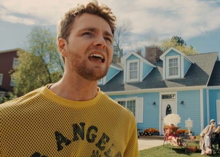 Alex Warren vit un "Fever Dream" dans son clip