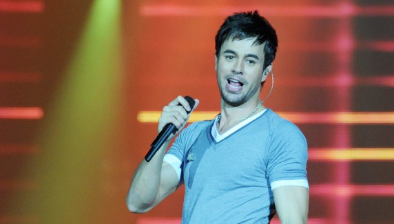 Enrique Iglesias déshabille une fan en concert