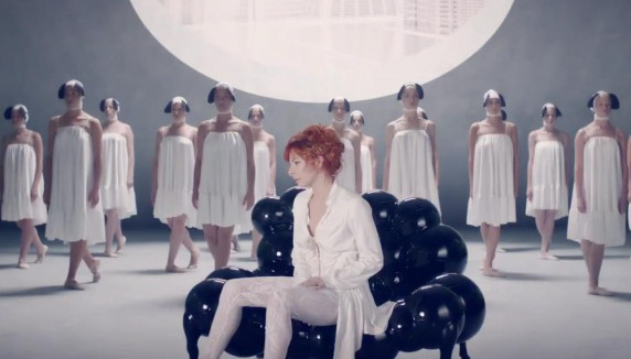 Mylène Farmer dévoile le clip "Lonely Lisa"