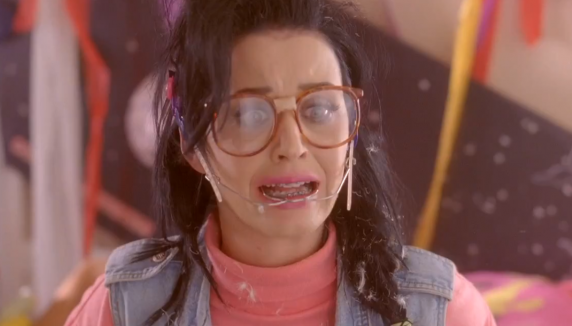 Katy Perry est Ugly Betty pour son nouveau clip