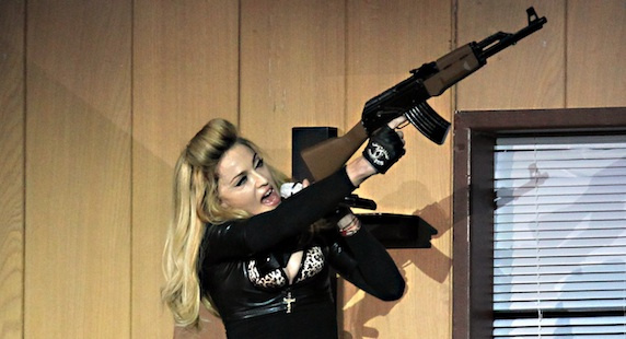 Madonna critiquée pour l'usage de fausses armes