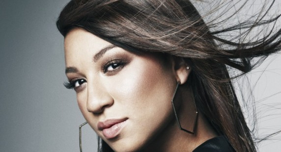 Melanie Amaro enchaîne avec "Love Me Now"