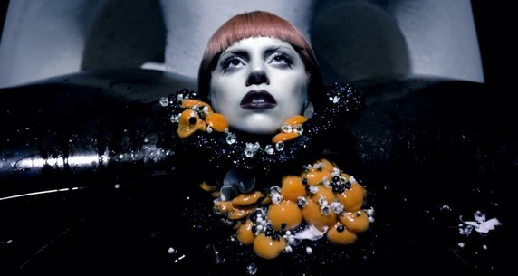Gaga : la pub érotique de son premier parfum