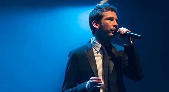 Alex Beaupain drôle et chic à l'Olympia