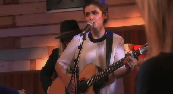 Katie Melua chante dans "C à vous"