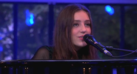 Birdy interprète "Wings" en live à "C à Vous"