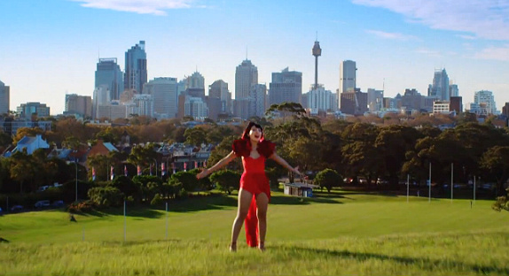 Dami Im éblouit avec "Super Love"