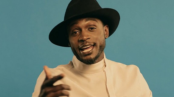 Corneille s'amuse dans le clip "Wine & Bubble"