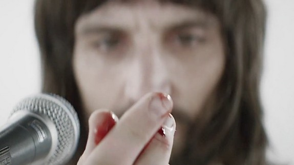 Kasabian dévoile le clip bestial de "Bumblebeee"
