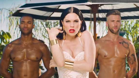 Jessie J incendiaire dans le clip sexy "Burnin' Up"