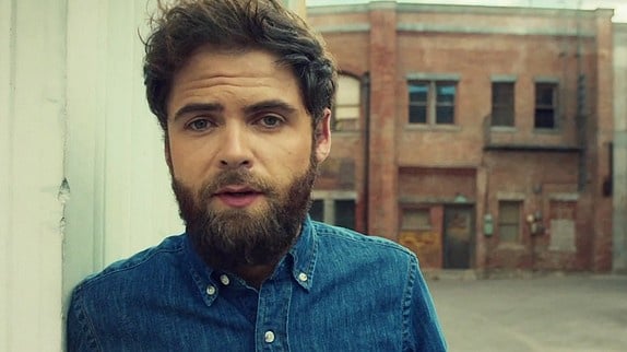 Passenger étonne avec son nouveau clip de "27"
