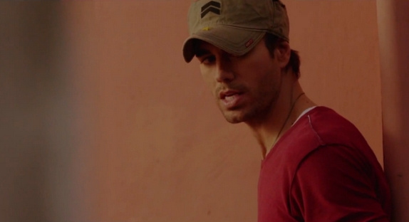 Enrique Iglesias hanté dans le clip "El Perdon"