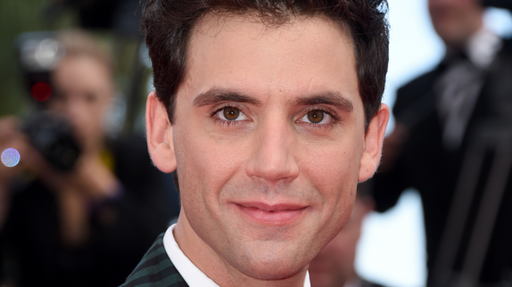 Mika : victime d'homophobie, il répond !