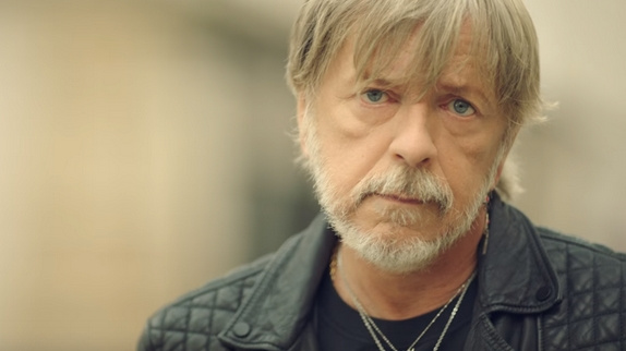 Renaud : son nouveau clip "J'ai embrassé un flic"