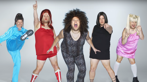 James Corden imite David Bowie et les Spice Girls