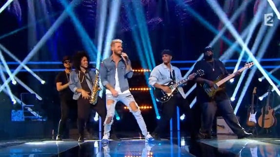 M Pokora chante "Cette année-là" en live