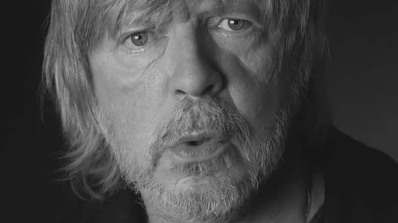 Renaud dévoile le clip émouvant "Les mots"