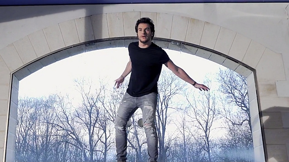 Amir dans son nouveau clip "Au coeur de moi"