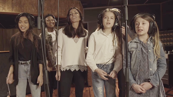 Kids United reprend "Au soleil" avec Jenifer