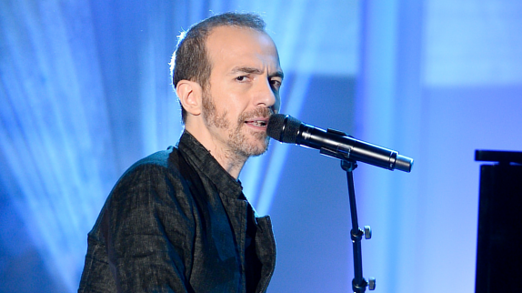Calogero chante "Fondamental" en piano-voix