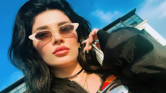 Era Istrefi en mode reggae sur "Prisoner"