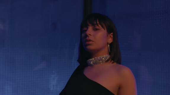 Charli XCX revient avec "5 in the Morning"
