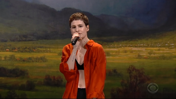 Chris chante "Comme si" chez Stephen Colbert