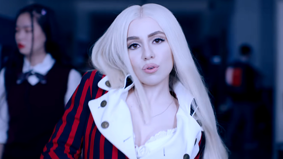 Ava Max enchaîne avec "So Am I"