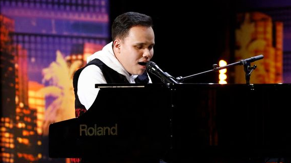 Un autiste aveugle bouleverse dans "AGT"