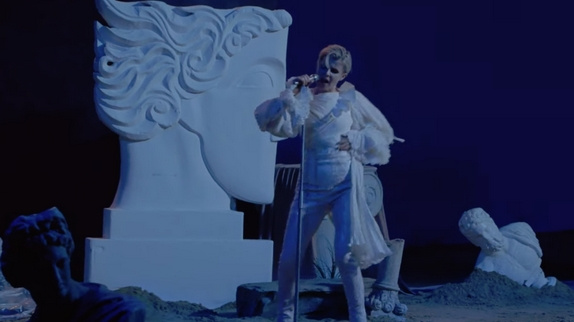 Robyn telle une statue pour "Ever Again"