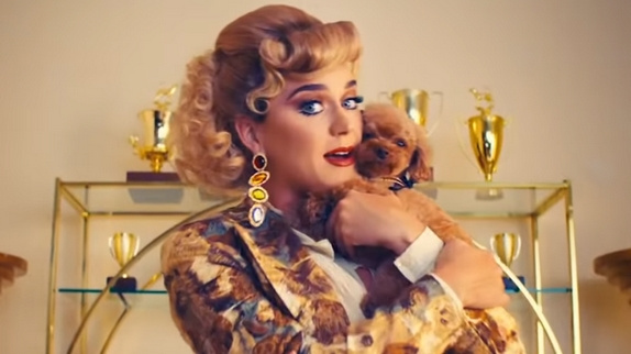 Défilé de chiens pour "Small Talk" de Katy Perry