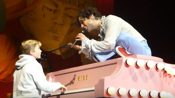 Mika invite un fan sur scène
