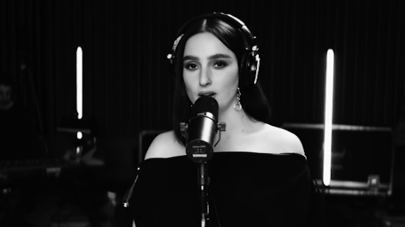 BANKS revisite ses titres en acoustique