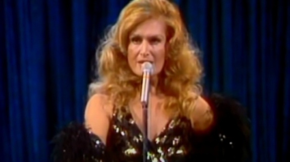 Dalida : une robe aux enchères fait polémique