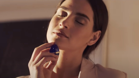 Musique de la pub Giorgio Armani : qui chante ?